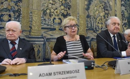 Pierwsza prezes Sądu Najwyższego Małgorzat Gersdorf (C), były prezes Trybunału Konstytucyjnego Andrz