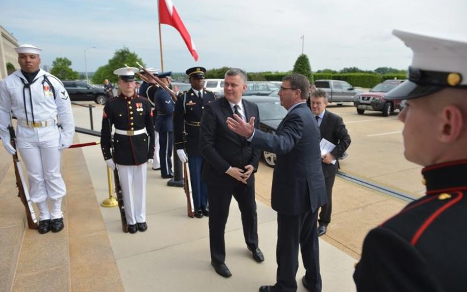 Sekretarz obrony Ashton Carter (z prawej) po raz pierwszy powiedział Tomaszowi Siemoniakowi o możliw