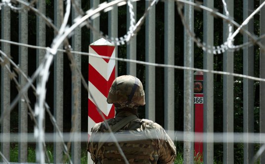 Żołnierz strzeże granicy Polski z Białorusią, fotografia z 4 czerwca