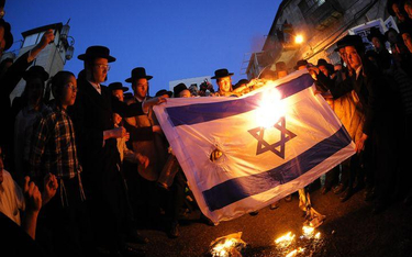 Ortodoksyjni Żydzi palą izraelską flagę "na progu" dzielnicy Mea Szearim w Jerozolimie