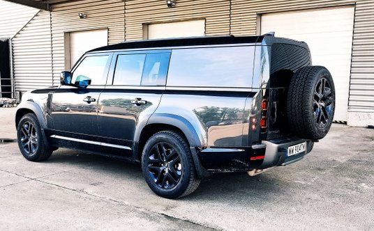 Defender 130 Outbound ma na tylnej, otwieranej na bok klapie bagażnika zamontowane koło zapasowe