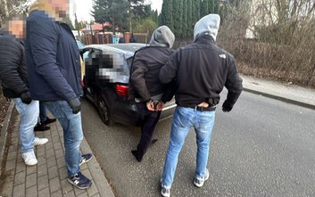 Kryminalni przygotowali zasadzkę w pobliżu miejsca, gdzie miało dojść do przekazania kolejnej sumy.