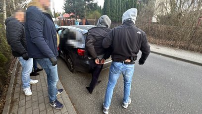 Kryminalni przygotowali zasadzkę w pobliżu miejsca, gdzie miało dojść do przekazania kolejnej sumy.