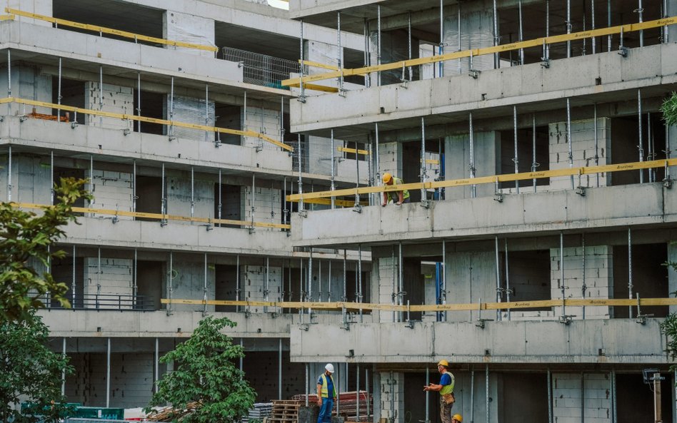 Mniej gotówki u dużych deweloperów mieszkaniowych