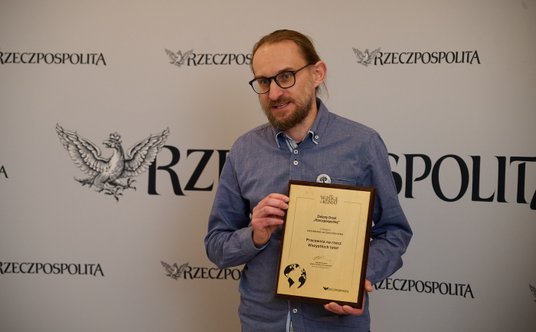 Radosław Ślusarczyk, prezes Pracowni na rzecz Wszystkich Istot odbiera nagrodę w kategorii Ograniz