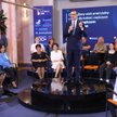 Prezes Rady Ministrów Mateusz Morawiecki (C) i minister rodziny i polityki społecznej Marlena Maląg 