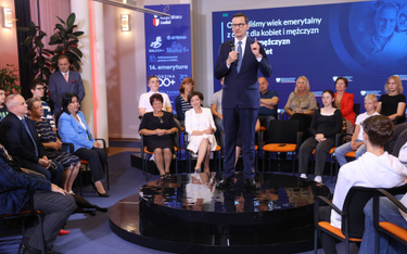 Prezes Rady Ministrów Mateusz Morawiecki (C) i minister rodziny i polityki społecznej Marlena Maląg 