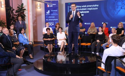 Prezes Rady Ministrów Mateusz Morawiecki (C) i minister rodziny i polityki społecznej Marlena Maląg 