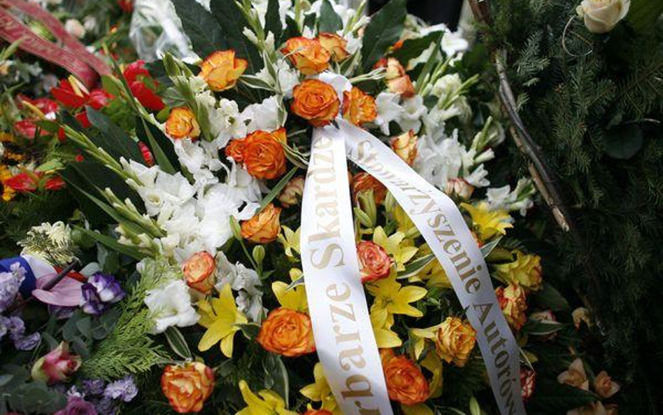 Wiązanka dla zmarłego pracownika będzie firmowym kosztem
