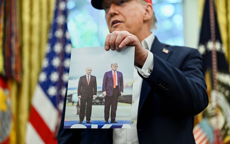 Trump trzyma zdjęcie ze swojego spotkania z Putinem na Alasce