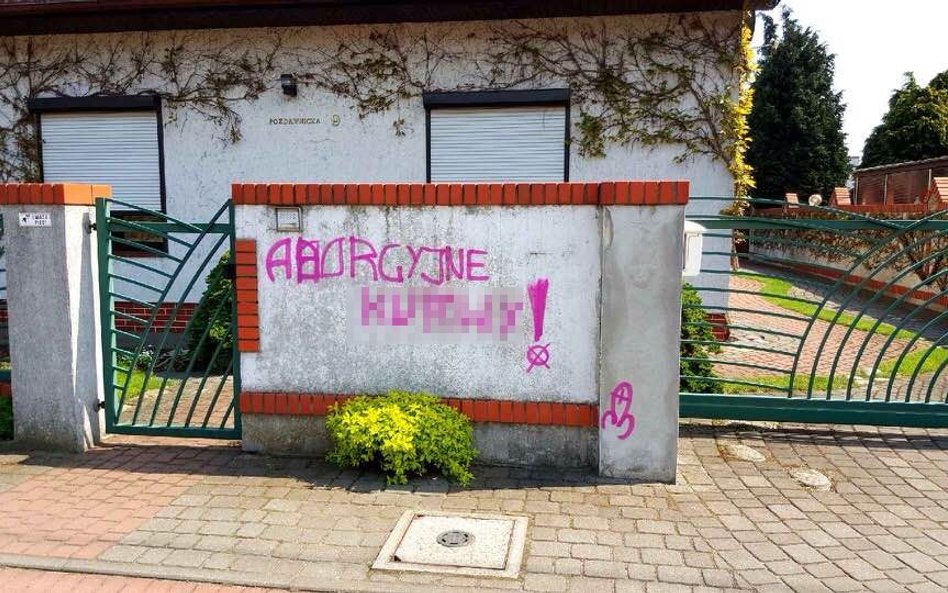 "Aborcyjne ku..." na płocie żony prezydenta Poznania