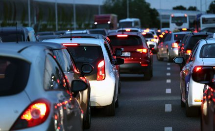 W dojazdach do pracy wybieramy samochód częściej niż większość Europejczyków.