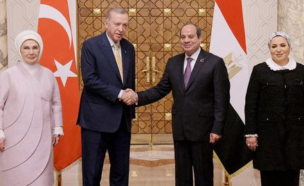 Prezydenci Recep Erdogan i Abd al-Fatah Sisi z żonami u boku Emine Erdogan (z lewej) i Entisar Amer 