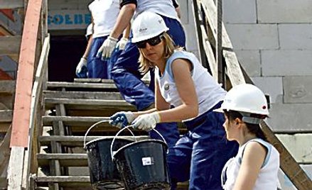 Wolontariuszki z pozarządowej organizacji Habitat for Humanity budują dom dla biednych w Józefosławi