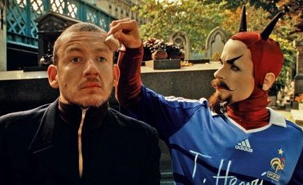 Kiedy Bazyl traci mieszkanie i pracę przygarnia go grupa podobnych do niego outsiderów