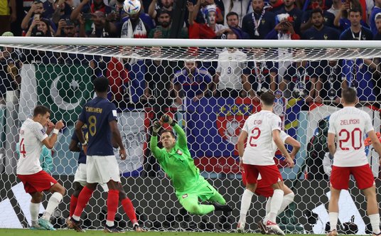 Wojciech Szczęsny zaliczył wiele dobrych interwencji, ale przy strzałach Giroud i Mbappe był bezradn