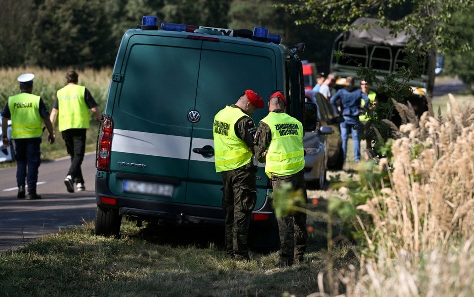 Służby w miejscu znalezienia rosyjskiego drona i szczątków pocisku w miejscowości Wyhalew