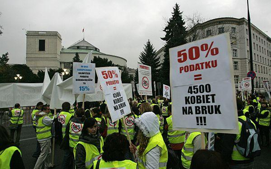 Demostracja przed sejmem (17.11.2009 r. ) w obronie miejsc pracy, zorganizowany przez NSZZ "Solidarn