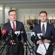Posłowie Konfederacji (od lewej Grzegorz Braun i Robert Winnicki) oraz działacz ugrupowania Witold S