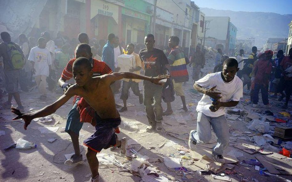 W ruch poszły drągi i maczety