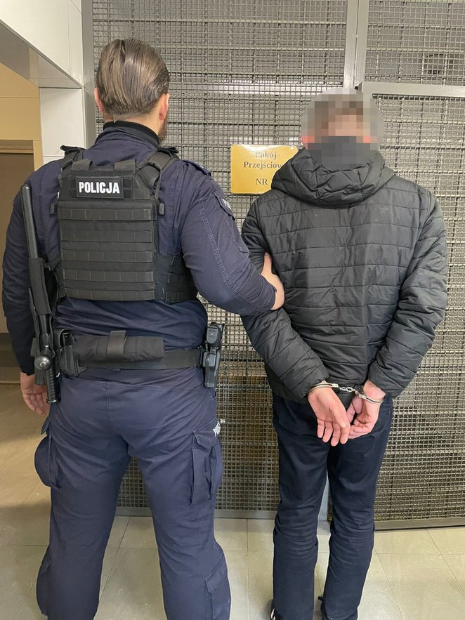 Po zebraniu wszystkich dowodów zatrzymany usłyszał zarzut posiadania substancji odurzających.