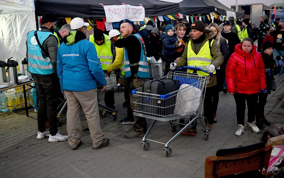 Uchodźcy z Ukrainy przy polsko-ukraińskim przejściu granicznym w Medyce