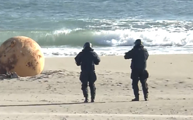 Japonia: Na brzegu morza znaleziono dużą, metalową kulę. Nie wiadomo, czym jest