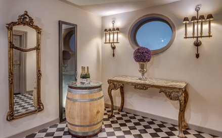 Ozdobą wnętrz pałacowych są m.in. naścienne malowidła z przełomu XVIII i XIX