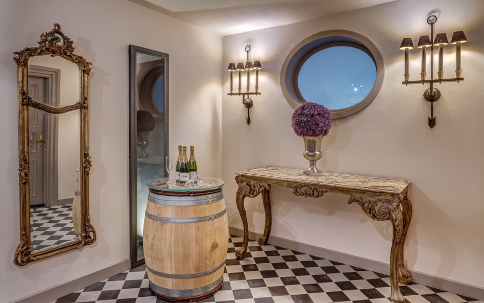 Ozdobą wnętrz pałacowych są m.in. naścienne malowidła z przełomu XVIII i XIX