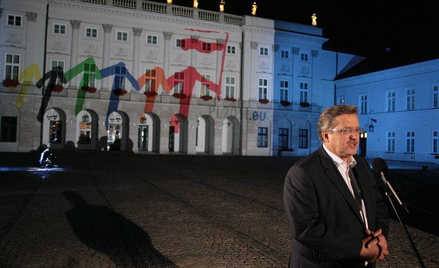 Bronisław Komorowski podczas inauguracji polskiej prezydencji w UE przed Pałacem Prezydenckim