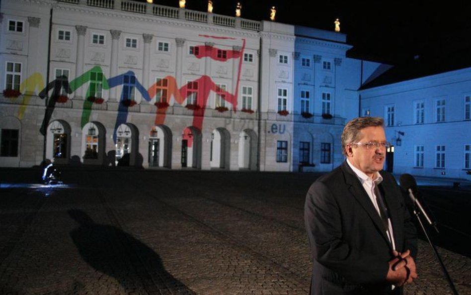 Bronisław Komorowski podczas inauguracji polskiej prezydencji w UE przed Pałacem Prezydenckim