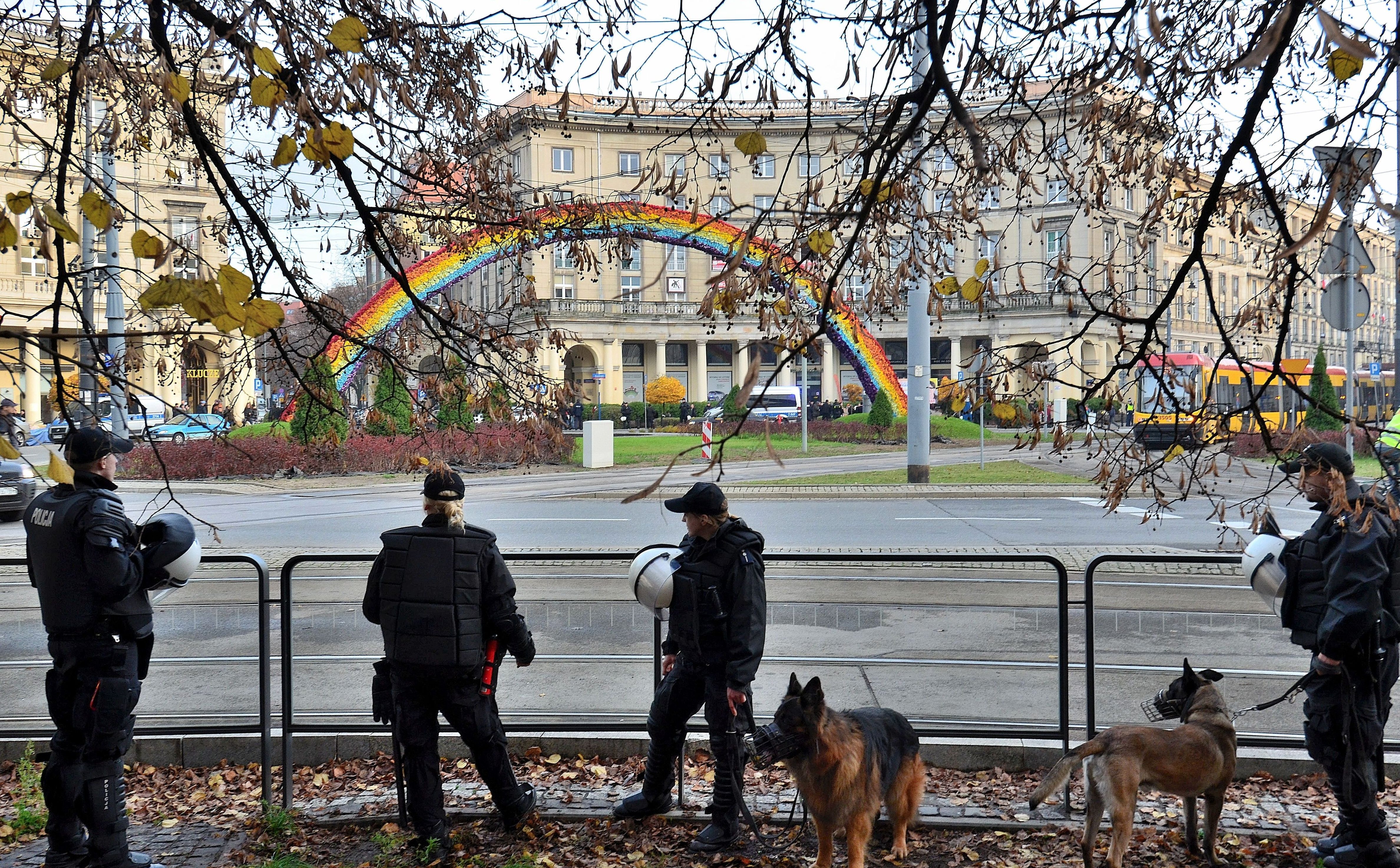 Nowa Tęcza w ogniu pytań. Kontrowersje wokół odbudowy „Łuku LGBT”