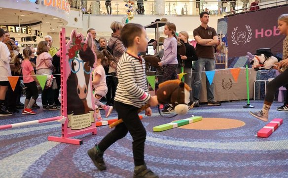 Chłopców skłonnych do zabawy w hobby horse jest zdecydowanie mniej