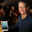Tim Cook, szef Apple,a, prezentuje iPada mini