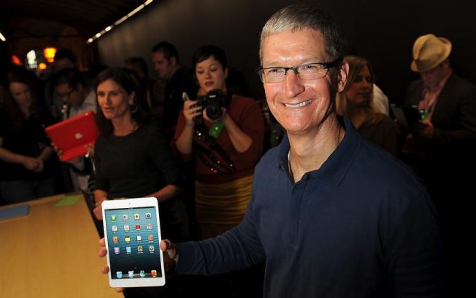 Tim Cook, szef Apple,a, prezentuje iPada mini