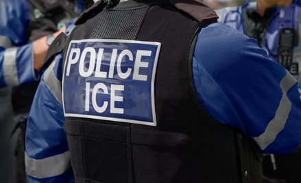 ICE chce elektrycznych rękawic dla agentów. Mogą generować 380 V