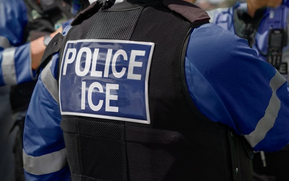 ICE chce elektrycznych rękawic dla agentów. Mogą generować 380 V