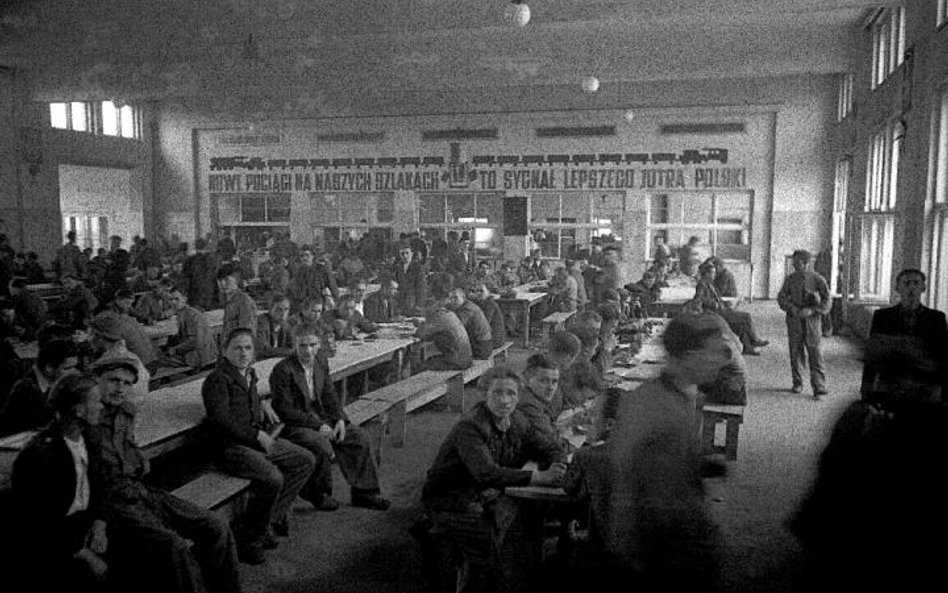 Wrocławski PaFaWag, czerwiec 1948 r. Świetlica zakładowa i lud pełen nadziei na nadjeżdżające lepsze