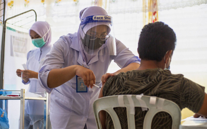 Malezja. Punkt szczepień masowych zamknięty. Połowa wolontariuszy zakażona