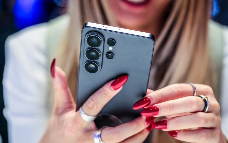 Play, Orange i Plus zwiększają zyski. Klienci odczuwają to w rachunkach