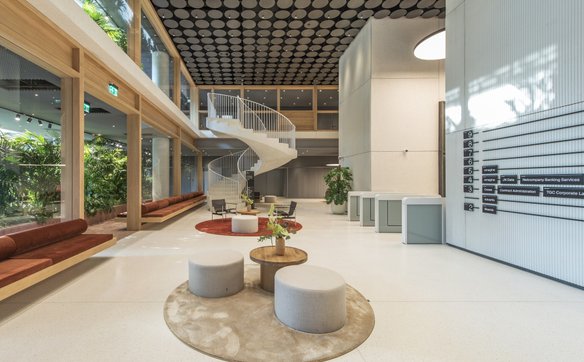 Architektura gmachu, łączy naturalne materiały takie jak drewno i szkło z białym betonem i tworzy pr