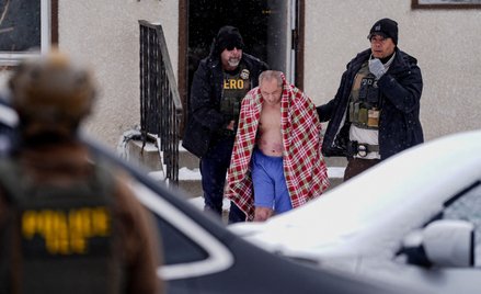 Agenci ICE wyciągnęli z domu na mróz 56-letniego ChongLy Thao. Mężczyzna miał na sobie tylko krótkie