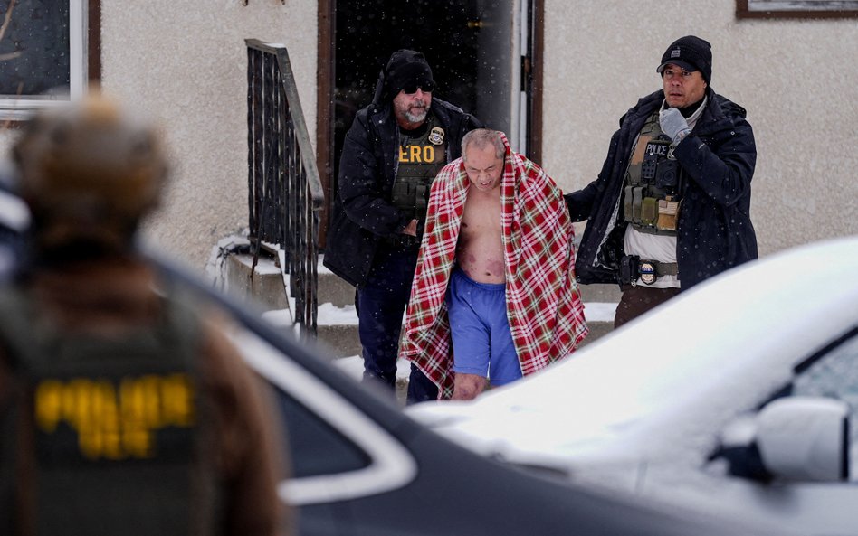 Agenci ICE wyciągnęli z domu na mróz 56-letniego ChongLy Thao. Mężczyzna miał na sobie tylko krótkie