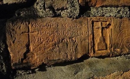 Inskrypcje na ścianie jednej z warszawskich katowni UB