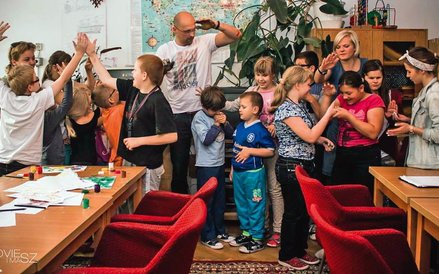 Łukasz Kaliciński nie prowadzi zwykłego sklepu z ubraniami. Projekty powstają w?hospicjach i?szpital