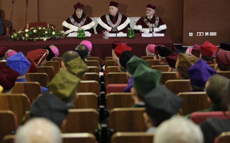 Zmiana pracy - kto płaci za rozpoczęte studia?