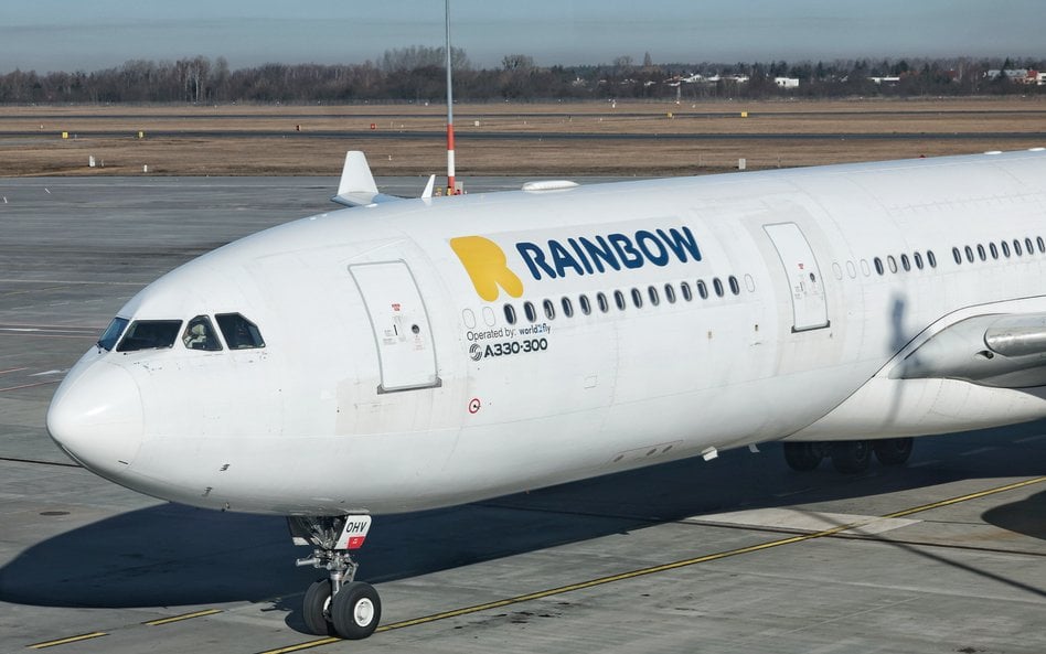 Klientów biura podróży zwoził między innymi samolot z logotypem biura podróży na kadłubie