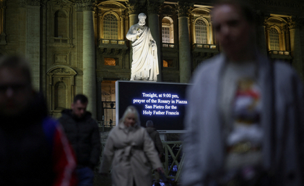 Ekran z informacją o mszy za papieża Franciszka na Placu św. Piotra w Watykanie. Papież kontynuuje l