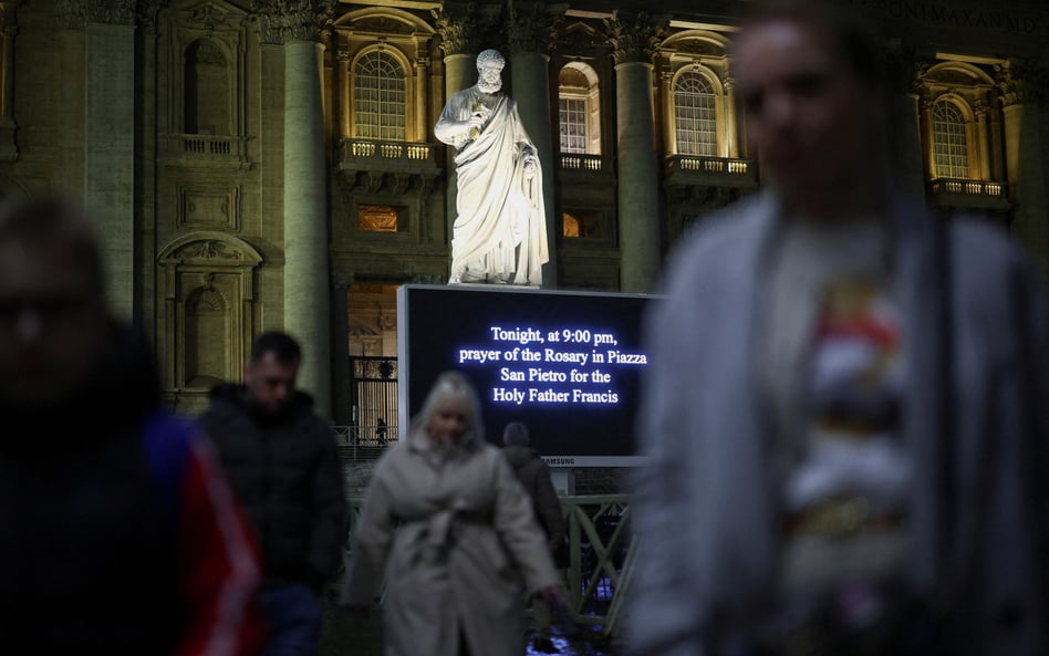 Ekran z informacją o mszy za papieża Franciszka na Placu św. Piotra w Watykanie. Papież kontynuuje l