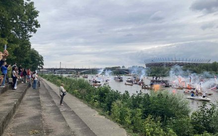 O godz. 17 na łodziach rozpoczął się pokaz pirotechniczny